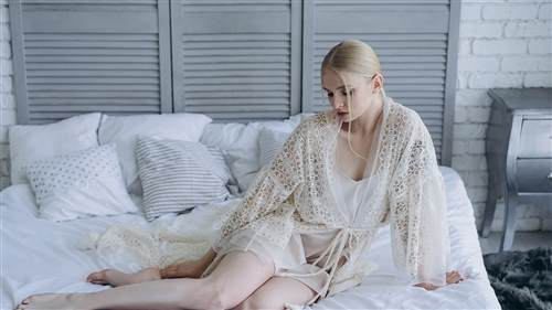 美女的紫色胸罩代表什么?女性内衣颜色代表的心理动机是什么?