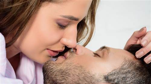 如何选择合适的性爱姿势?如何激起女性的性欲?